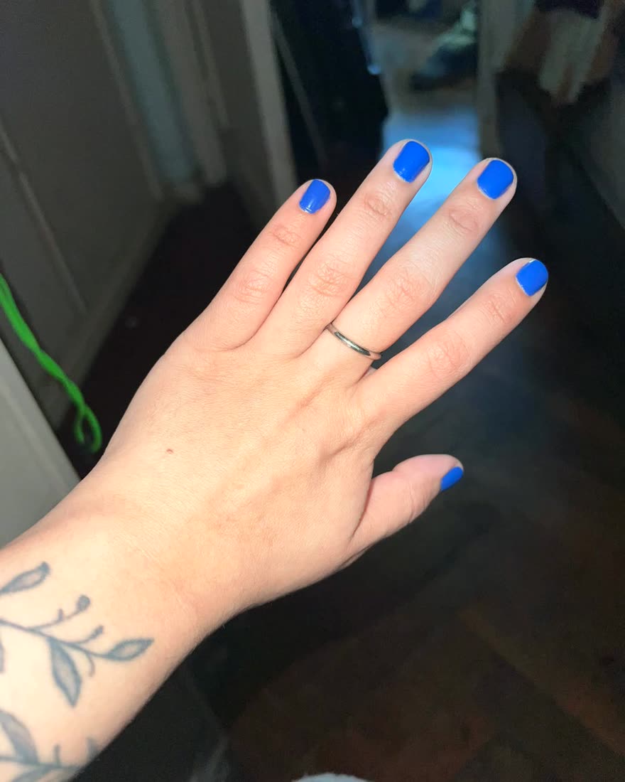 Mano con manicura y esmaltado azul, hecha a domicilio en CABA